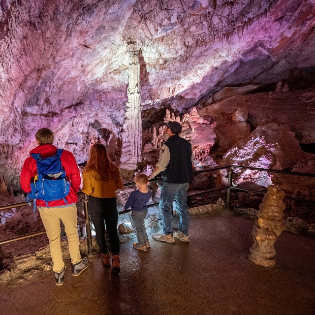 LEWIS AND CLARK CAVERNS