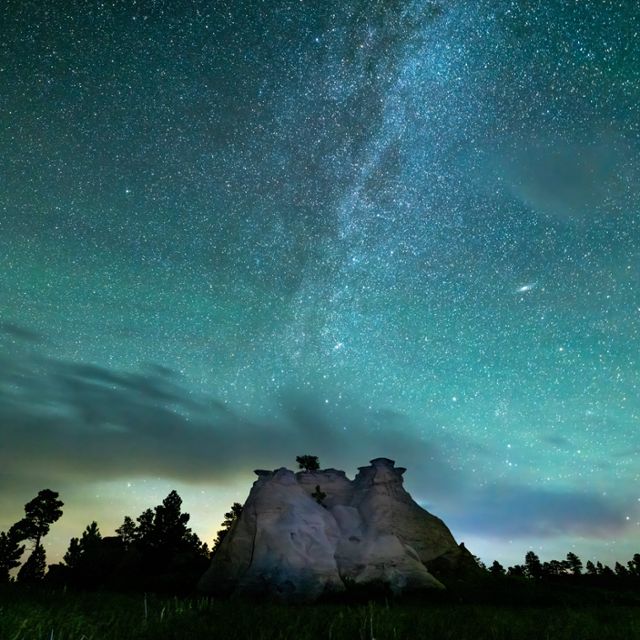 Medicine rocks state park under the night sky